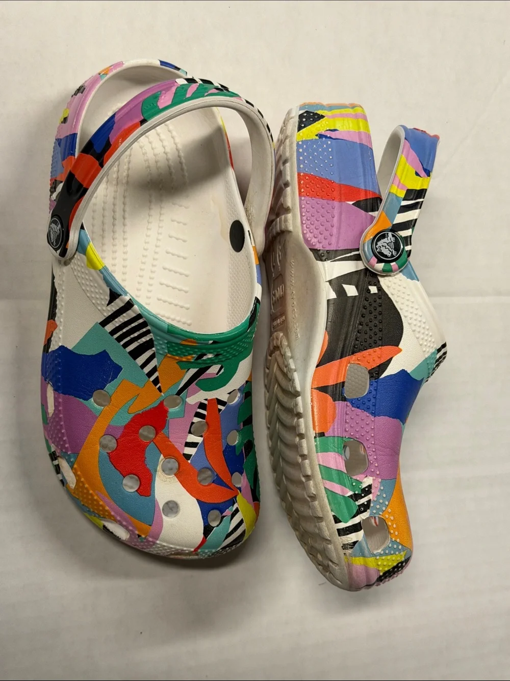 Crocs Multicolor Graphic Clogs – Men’s 5 / Women’s 7